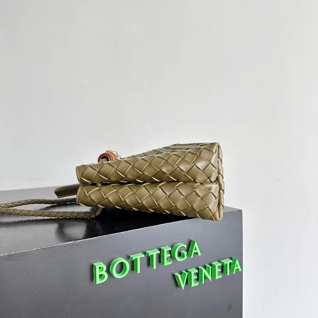 The new Andiamo batch of 3060 BV is shipped‼ ️The classic intercciato weaving process is used to create a soft bag, the metal knot is made of micro-cast aluminum using jewelry technology🪢, and the decorative beads are made of metal and hand-polished oak, allowing you to jump repeatedly between elegance and fun💃, making it unpredictable. Classic and versatile, it shows off your temperament, and the bag has a large capacity, making it very convenient for daily commuting! It has a variety of carrying methods, the shoulder straps can be adjusted by yourself, the original lambskin feels soft and delicate, and the unisex style breaks gender boundaries and brings a more practical and long-lasting use experience. The Andiamo, which has both elegant and casual styles, perfectly interprets the "fashionable old money style". Style number: 743568+wood hardware Color: earthy brown silver buckle Size: 25*22*10.5cm
